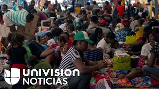 Migrantes acampan en el estadio Olímpico de Tapachula esperando regularizar su situación migratoria