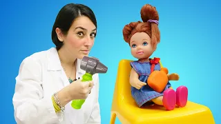 La bambina di Barbie ha bisogno della dottoressa Ahia! Giochi del dottore per bambini in italiano