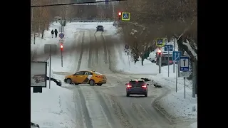 МОМЕНТ СМЕРТЕЛЬНОГО ДТП В ЕКАТЕРИНБУРГЕ ПОПАЛ НА ВИДЕО