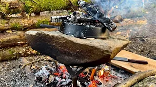 Pizza salami pieczona na kamieniu. Wiosenny bushcraft.