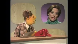 The Muppet Show - 120: Valerie Harper - News Flash: Man Turns Into Rug (1977)