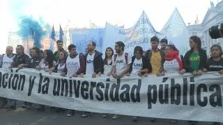 Docentes universitarios de Argentina se manifiestan en defensa de la educación pública