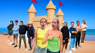 MEGA ZANDKASTEEL BOUWEN MET 10 MAN!🏖😱 *BINNEN 5 UUR*