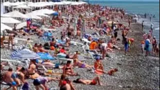 Пляжи забиты туристами Столько я не видел даже в августе Лазаревское 2021 море Сочи обзор 08.06 2021