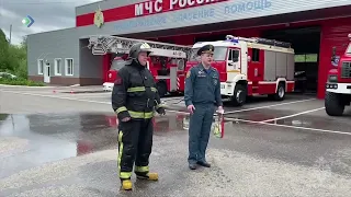 Столичные пожарные проводили коллегу на пенсию, поливая его из брандспойтов.