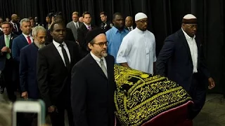 Fans Honor Muhammad Ali at Muslim Prayer Service