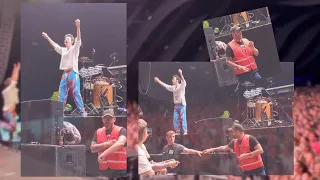 Security Staff's Lovely Reaction during Jacob Collier's Audience Choir at Rock Werchter