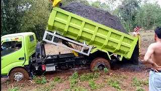 Dump truk pasir TERPURUK Amblas tanpa ampun..