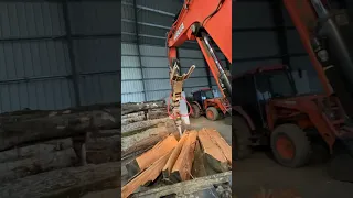 Wood Splitting Made Easy #woodsplitter #firewood #operator  #blacksplitter #kubota