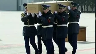 Raw: MH17 Remains Flown to Netherlands