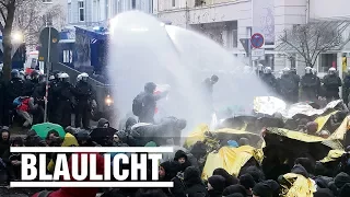 Wasserwerfer gegen Demonstranten - AfD in Hannover