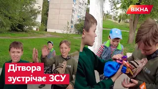 НАША Харківщина — українські військові роздають солодощі місцевим дітям