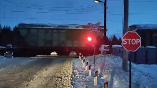 Электровоз 2ЭС5К-343 с грузовым поездом в сторону Кандалакши на жд переезде