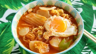 Tteok-Ramyeon (Korean ramyeon with rice cake: 떡라면