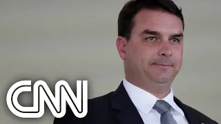 “Não tem previsão”, diz Flávio Bolsonaro sobre volta do pai ao Brasil | CNN PRIMETIME