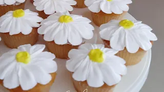 You got to try this quick and easy cupcake piping idea - Daisy flower cupcake