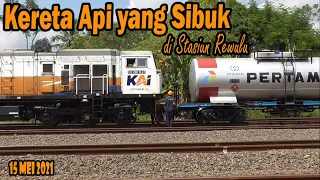 Kereta Api Sibuk di Stasiun Rewulu Bantul D.I. Yogyakarta - Indonesian Railway -