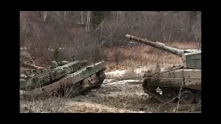 Leopard 2 vs Leopard 2 getting out of the mud