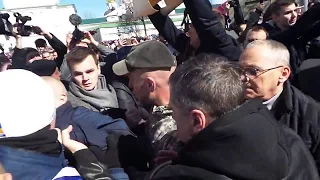 Задержание титушки на митинге Порошенко. Стычка за плакат