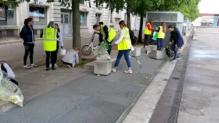 Nettoyage de la rue Louis-Barthou pour la journee d'actions citoyennes à Angoulême