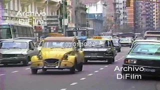 Coches - colectivos - taxis transitando por la avenida Pueyrredon 1984