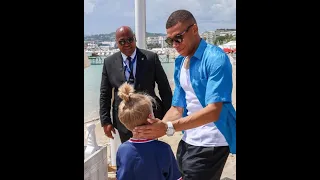 Quand Kylian Mbappé donne du bonheur aux enfants 😍 #mbappe #psg #france #cute #humanity