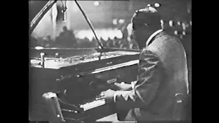 Thelonious Monk enters the stage and plays "Lulu's Back In Town" @ Palais de la Mutualite Paris 1966