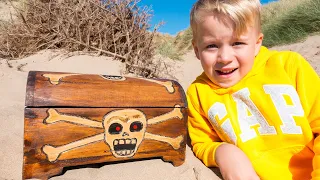 Gaby and Alex - Mystery Pirate Treasure Map Story