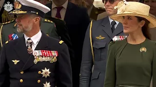 Parade på Christiansborg Slotsplads i anledning af Flagdag for Danmarks udsendte