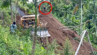 Dangerous!! D6R XL Bulldozer Opens New Road in Dangerous Area, Suddenly Landslide Occurs