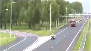 Policier en moto écrasé sur l'autoroute par une voiture!!! - Joke TV
