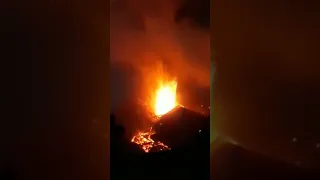 SCARY EXPLOSION 😨 FROM CUMBRE VIEJA VOLCANO IN SPAIN 🇪🇸 #CANARYISLANDS