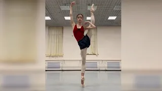 Maria Khoreva's impossible balance: Side Développé on pointes 😍🩰 #shorts #ballet