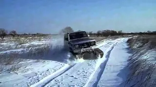 Suzuki Jimny on tracks offroad snow  Сузуки Джимни прет по снегу как танк.