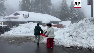 Snow traps residents in California mountain town