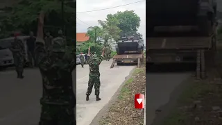 di hadang Dua tank BMP 3F korps Marinir saat di turunkan dari truk TNI AL