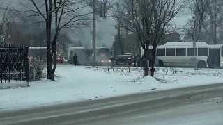 На Южном поселке вспыхнул автобус. Чебоксары