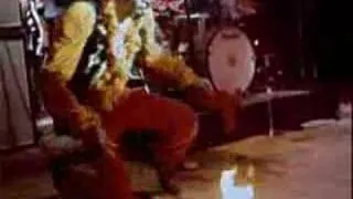 Jimi Hendrix destroy his guitar