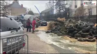 Châteauroux : les agriculteurs en colère déversent du lisier derrière les grilles de la préfecture