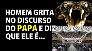 Homem Interrompe Discurso do Papa Francisco e Diz Que a Igreja Católica Não é a Igreja d - VD-0142