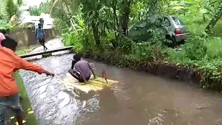 Narrow escape from Dangerous Crocodile infested River