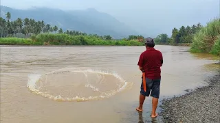 JUST ON THE EDGE, THE FISHMAN IS CONFUSED WHERE TO THROW IT.‼️ Amazing fishing nets