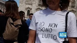 Una contestatrice in piazza Duomo per i funerali di Berlusconi: «Io non sono in lutto»