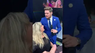 Michael Bublé surprises a fan singing with him