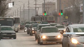 Из-за снега и гололёда основные магистрали Красноярска утром сковали сильные пробки