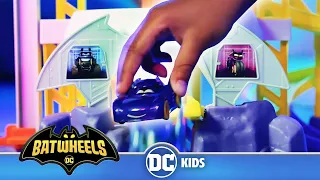 Batwheels en Latino 🇲🇽🇦🇷🇨🇴🇵🇪🇻🇪 | ¡El duelo del Rayo Encogedor de Bam & Batwing! | @DCKidsLatino