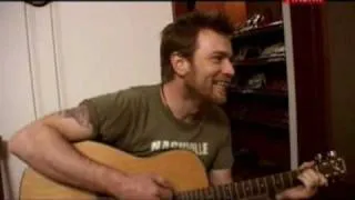 Ewan McGregor playing the guitar (Long way round) HQ Español
