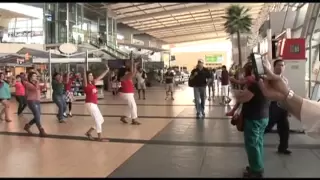 FLASH MOB AEROPUERTO DE SAN DIEGO FIESTAS PATRIAS PERU