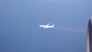 Boeing 777 visto de outro B777 em nível de cruzeiro sobre o Atlântico.