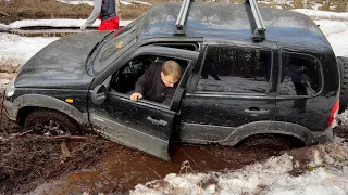 Разбитая дорога к озеру Великое.